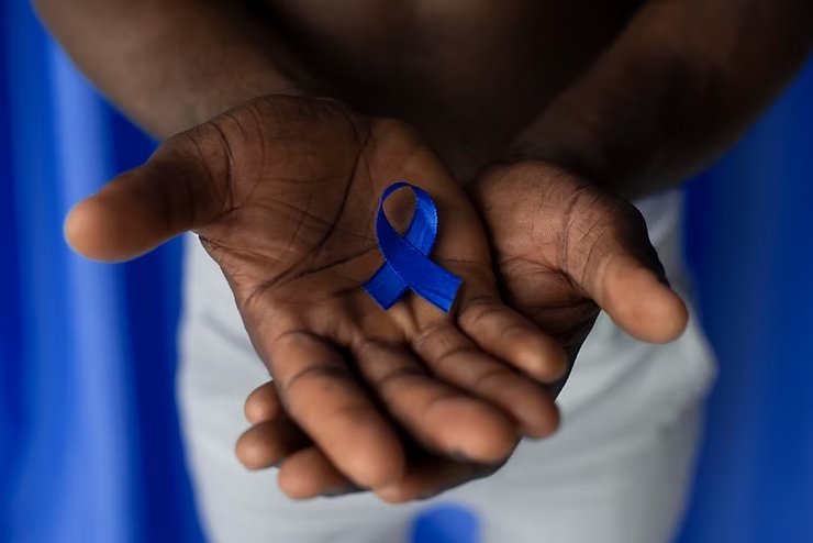 Aplicação de agulhas de acupuntura durante uma sessão de tratamento