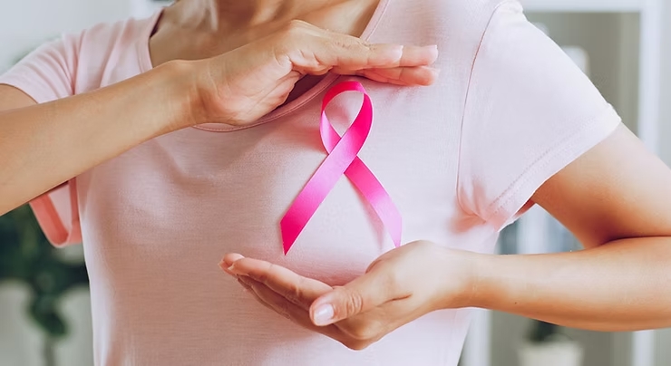 Aplicação de agulhas de acupuntura durante uma sessão de tratamento