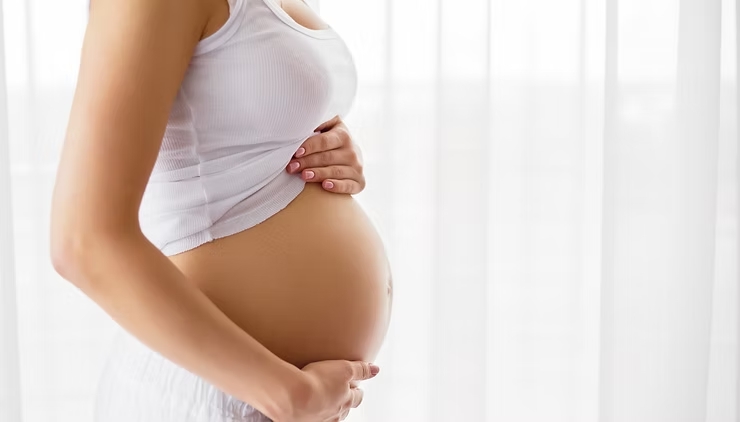 Aplicação de agulhas de acupuntura durante sessão de tratamento